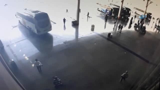 Terminalde Yolcuların Arasına Dalan Otobüs Kamerada