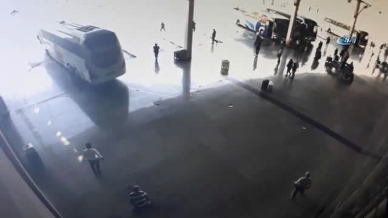 Terminalde Yolcuların Arasına Dalan Otobüs Kamerada