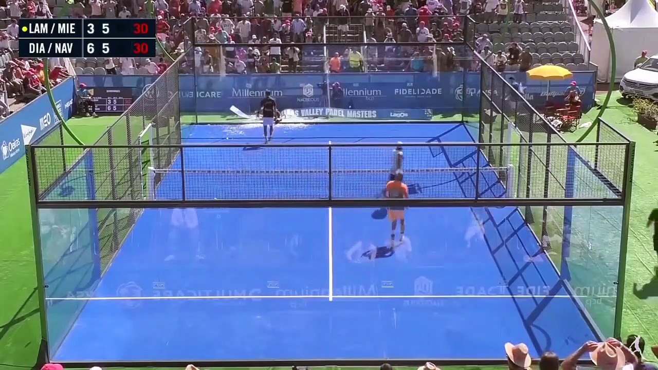 Un joueur de padel brise une vitre en plein jeu.