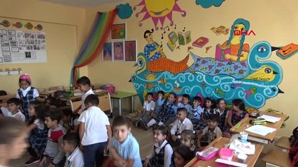 İzmiir Öğrenciler Masal Kitabının İçindeymiş Gibi Ders İşliyor