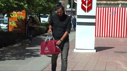 Çocukluğundan Bu Yana Biriktirdiği Kitapları Satıp Harçlığını Çıkarıyor