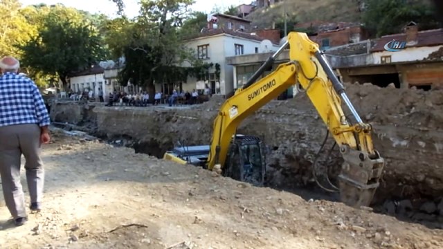 Burhaniye’de sel baskınına kanallı önlem