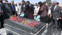 Halk ozanı Neşet Ertaş mezarı başında anıldı - KIRŞEHİR