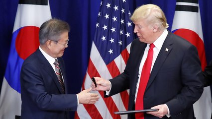 트럼프 "한국어 내 이름 멋지다"...문 대통령에게 서명 펜 선물 / YTN