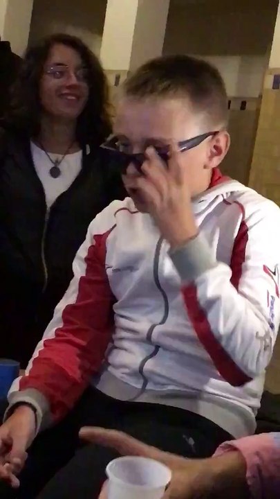 Un ado fait un rap freestyle