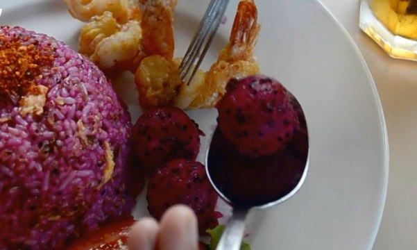 Bisnis Unik, Nasi Goreng Ungu dari Buah Naga