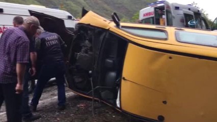Virajı Alamadı, Kayalara Çarparak Takla Attı: 3 Yaralı