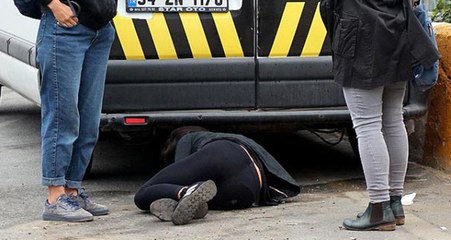 Alman Turistlerden İnsanlık Dersi! Yerde Yatan Kişiye Bakıp Geçmediler