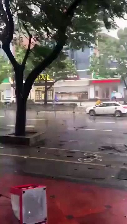 Quand une femme se fait emporter par un typhon à Hong Kong
