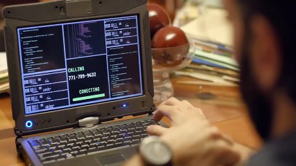 La Piloto 2 | John le confiesa a Irina que Santamaría ordenó asesinar a su padre