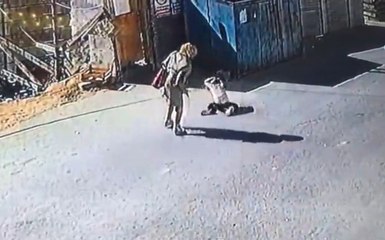 Çocuğunu Sokak Ortasında Döven Annenin Evinin Görüntüleri Tüyler Ürpertti