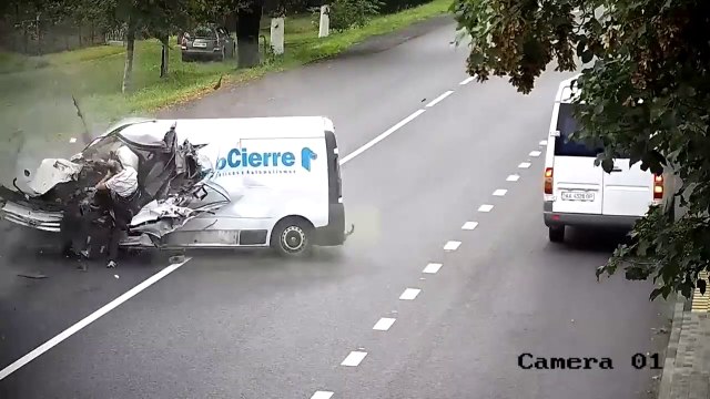 Il s'endort au volant et fonce droit sur un camion