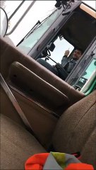 Quand ton collègue ne veut pas que tu fumes dans la cabine du camion