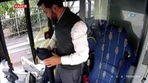 Otobüsü durdurup, yola atlayan yavru kediyi kurtardı