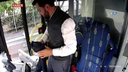 Otobüsü durdurup, yola atlayan yavru kediyi kurtardı