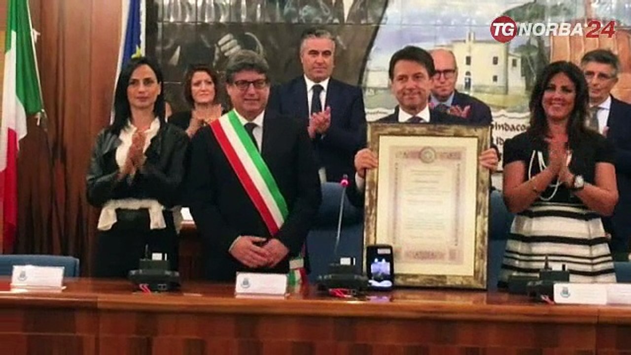Bagno di folla per Conte a San Giovanni Rotondo