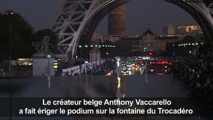 Paris Fashion Week: défilé sur l'eau chez Saint Laurent