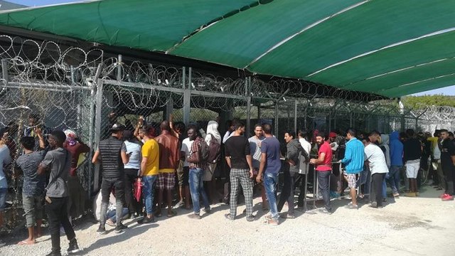 To euronews μέσα στον καταυλισμό της Μόριας