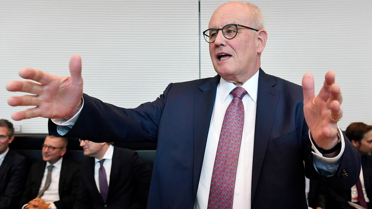 Schlappe für merkel: kauder als fraktionschef abgewählt