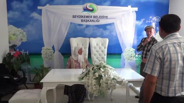 40 Yıllık Dini Nikahlı Eşiyle Nikah Masasına Oturdu