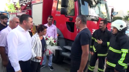 Yangına gelen itfaiyecilere çiçekli ve baklavalı karşılama