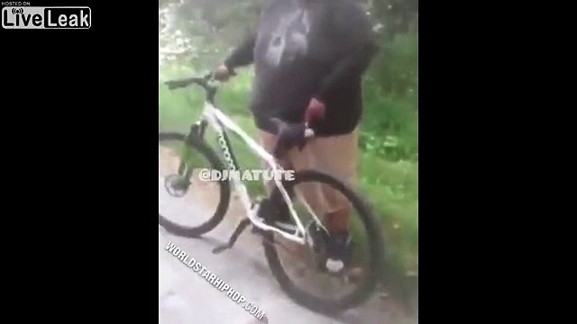 Enorme, il plie la roue de son vélo en montant sur la selle !