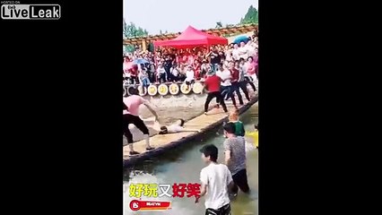 Compétition d'équilibre sur un pont en bambous !