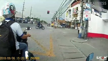 Moped rider pulls off at lights... straight into the side of a lorry