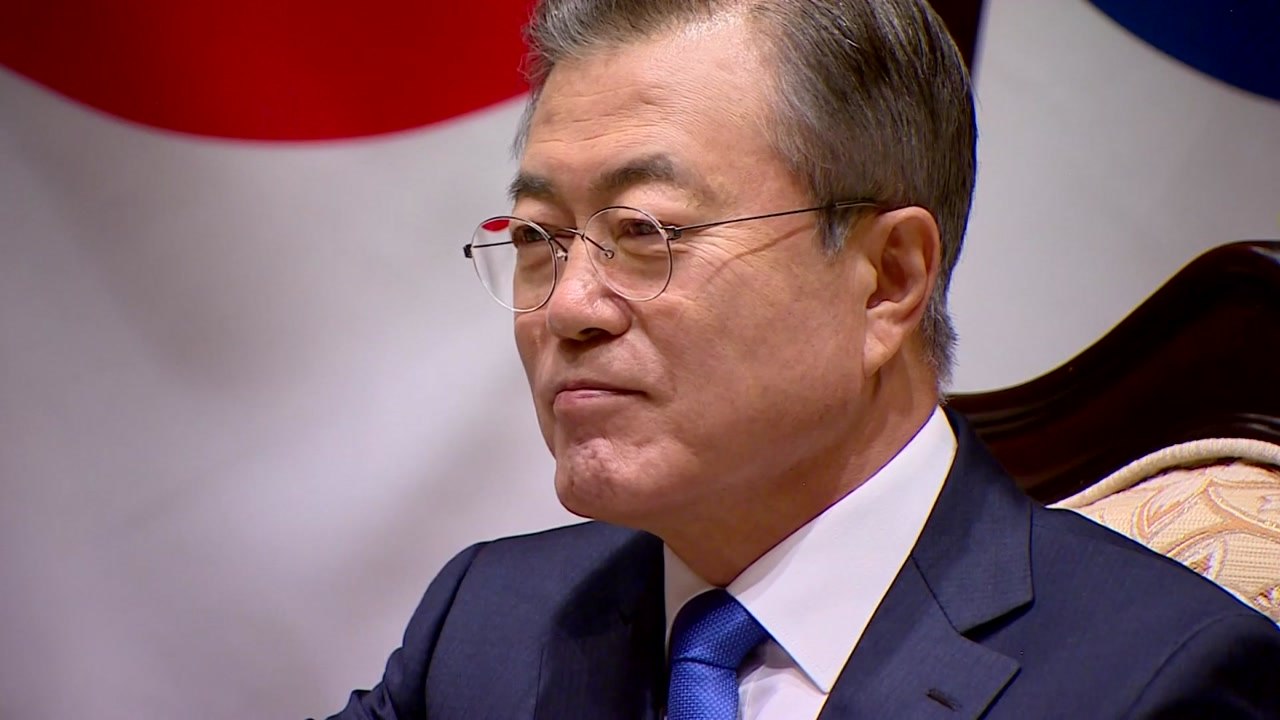 문 대통령, 아베 日 총리에게 화해치유재단 해산 시사 / YTN