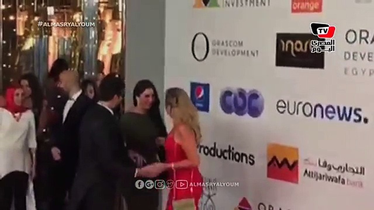 ‫قبلة ساخنة من أحمد الفيشاوي لزوجته علي الريد كاربت في العرض الأول لفيلمه «عيار ناري»‬