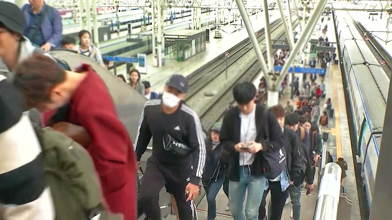 막바지 귀경 '북적'...상행선 대부분 매진 / YTN