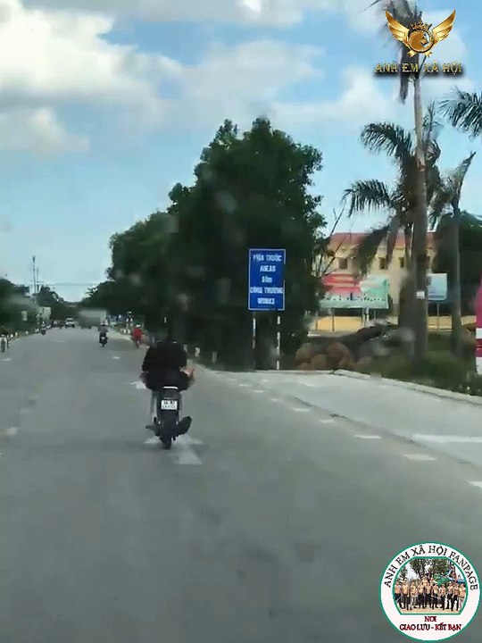 THANH NIÊN NGÔNG CUỒNG LÁI XE MÁY BẰNG CHÂN