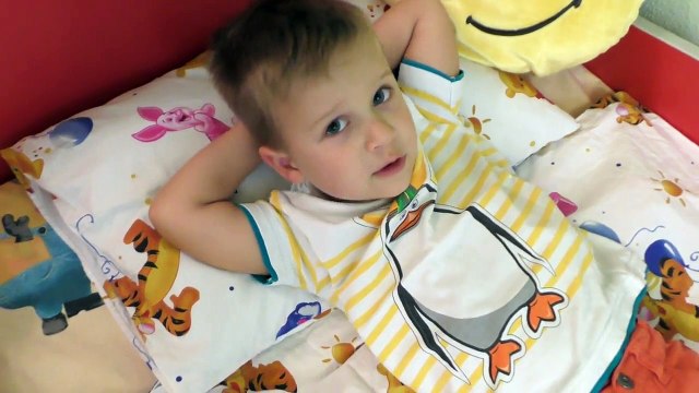 Мистер Рома - Злая Малифисента и Ядовитая Змея напали на Детей Snake Attack Kids Video Snake