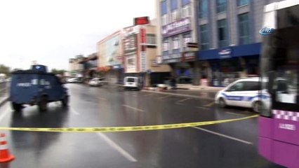 Küçükçekmece'de şüpheli paket alarmı