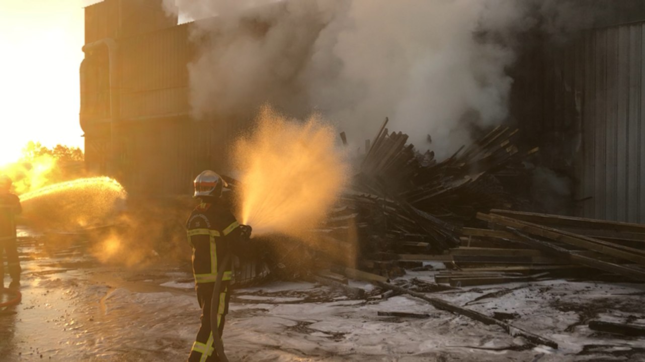 Violent incendie dans la zone industrielle