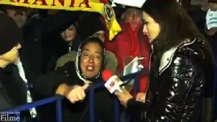 Verrückte Frau bei einem Protest