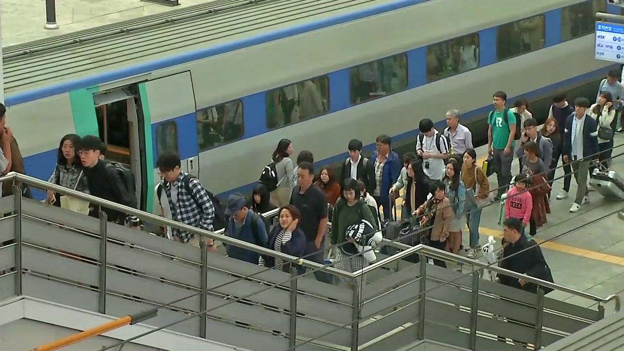 추석 연휴 끝자락...서울역 귀경객 '북적' / YTN