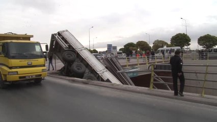 Tır Alt Geçide Düştü: 2 Yaralı