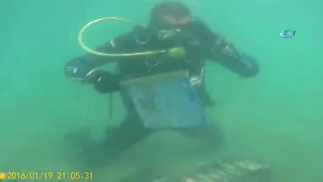 Van Gölü'nün Derinliklerinde Mangal Yapıp, Semaver Çayı Demlediler