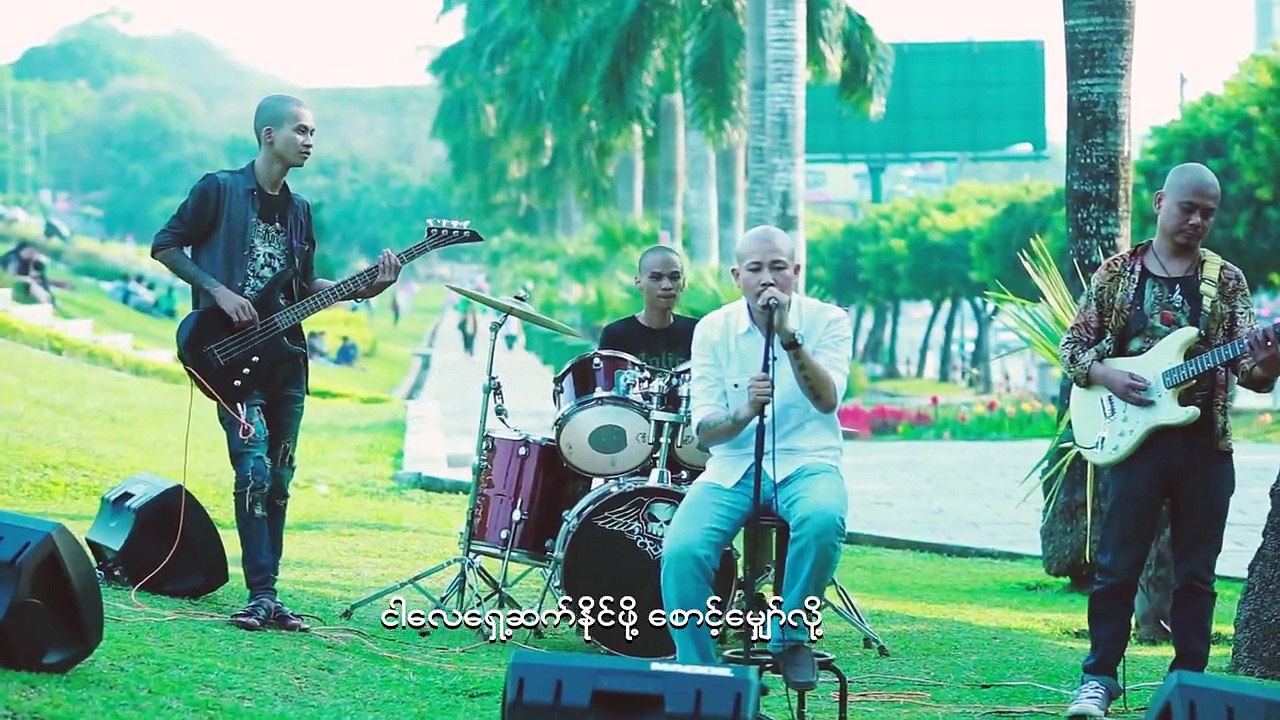ေပ်ာ္စရာ TGIF မွာ သီခ်င္းတစ္ပုဒ္ေလာက္ တူူတူနားေထာင္ၾကမလား !! ကဲ... သီခ်င္းဆိုရင္ ဆံပင္ေတြေလထဲကို ဝဲေနေအာင္ခါျပီး Mood အျပည့္နဲ ့သီဆိုတတ္တဲ ့  ကိုဆံရွည္တို့အဖြ