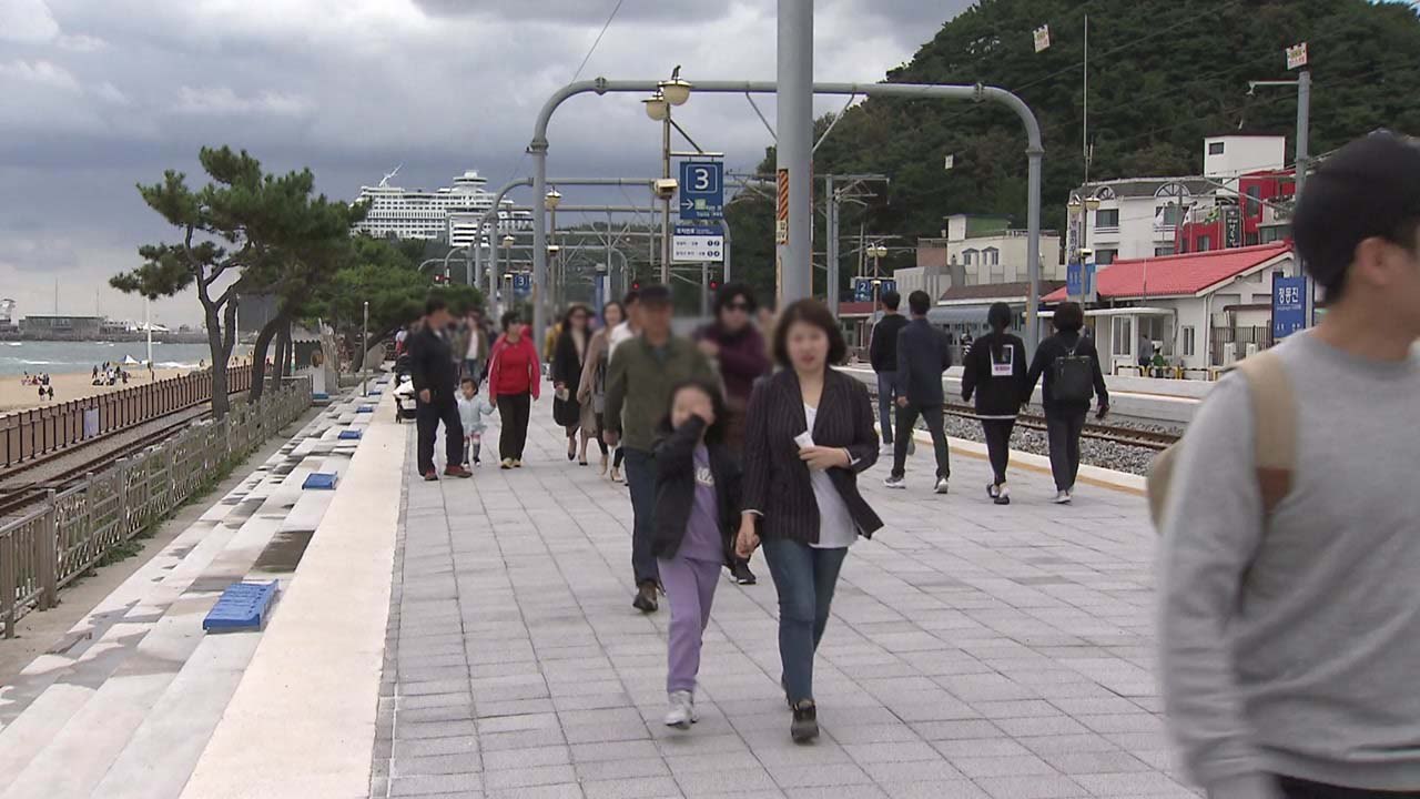 막바지 나들이객 '북적'...아쉬움 달래며 일상으로 / YTN