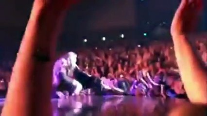 فيديو انزلاق جينيفر لوبيز على المسرح وسقوطها أمام جمهورها بلقطة محرجة