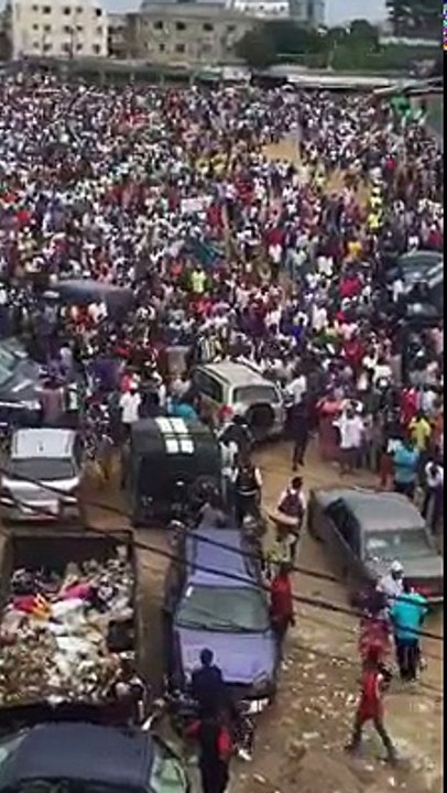 Présidentielle 2018: le Candidat Cabral Libii au stade de la cité sic (Douala)