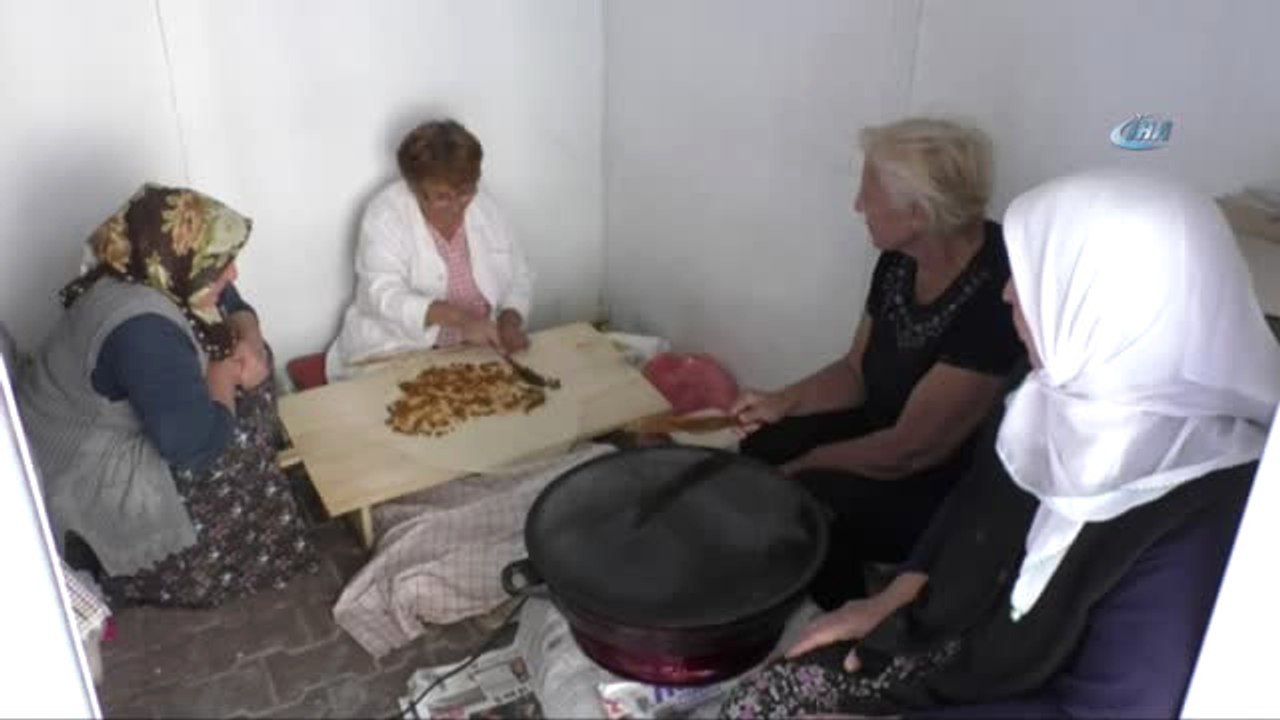 Emekli Öğretmenler, Mantı ve Börek Satarak Öğrencilere Burs Veriyor