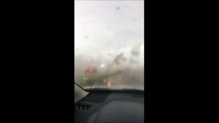 Elle se retrouve piégée dans sa voiture alors qu'une tornade passe tout pret