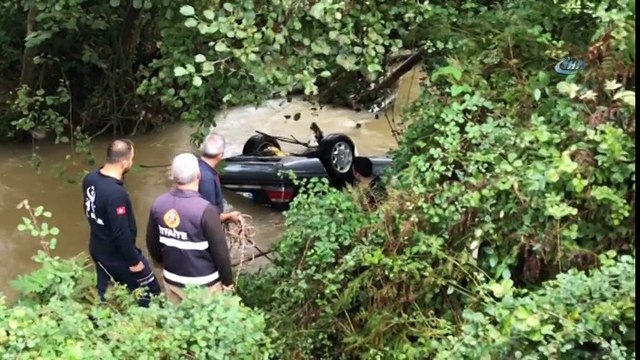 Düzce'de Trafik Kazası! Dereye Uçan Otomobil Ekipleri Alarma Geçirdi