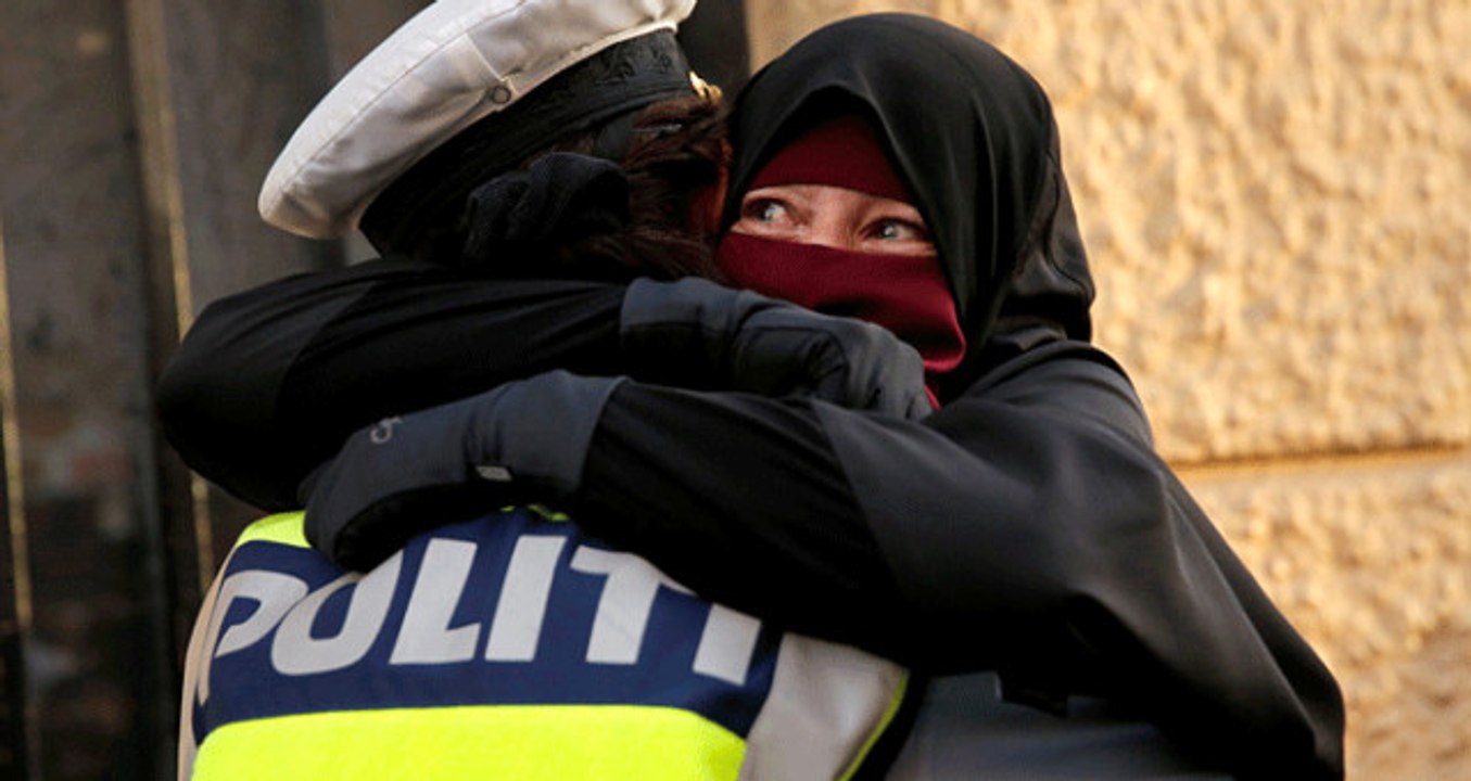 Danimarka'da Peçe Yasağına Karşı Çıkan Eylemciye Sarılan Kadın Polise Soruşturma Açıldı