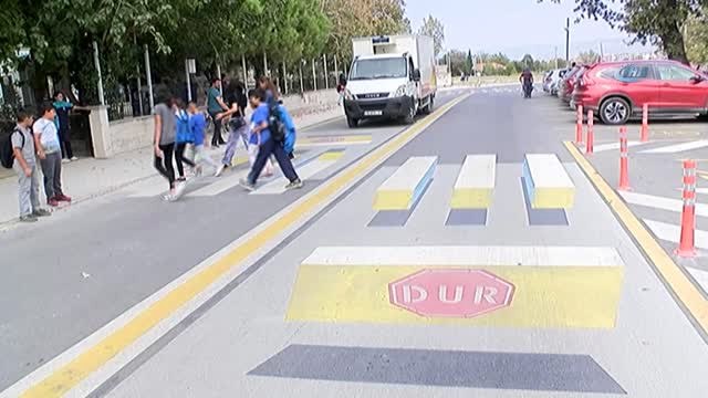 Okul Önünde Sürücüleri Yavaşlatan 3 Boyutlu Yaya Geçidi