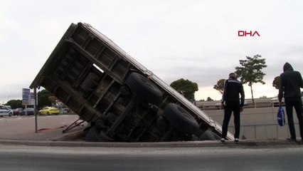 Demir yüklü TIR, alt geçide uçtu: 2 yaralı