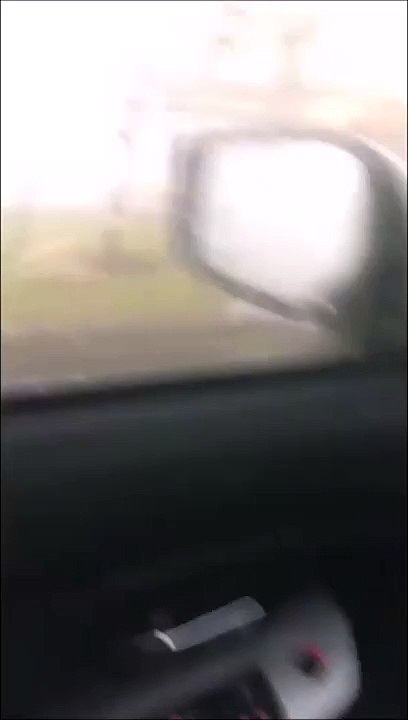 Une femme coincée dans sa voiture pendant une tornade.